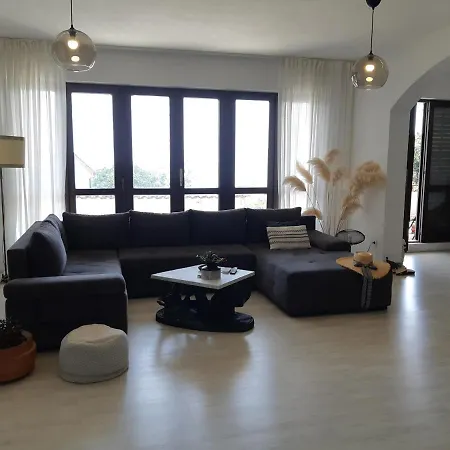 Spacious Seaview Terrace - Free Parking- 아파트 로브란