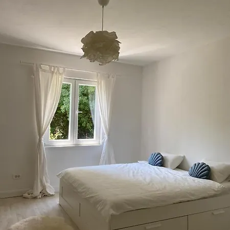 Spacious Seaview Terrace - Free Parking- 로브란