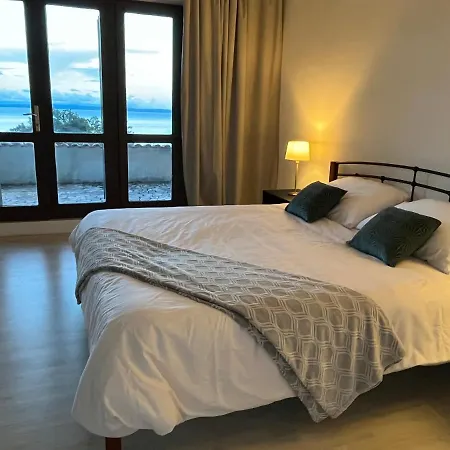 Spacious Seaview Terrace - Free Parking- Apartament