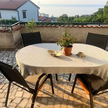 Spacious Seaview Terrace - Free Parking- לובראן