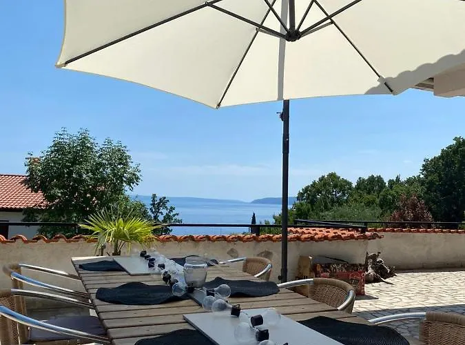 Spacious Seaview Terrace - Free Parking-