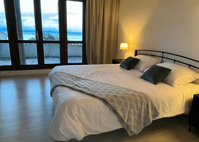 Spacious Seaview Terrace - Free Parking- Apartament