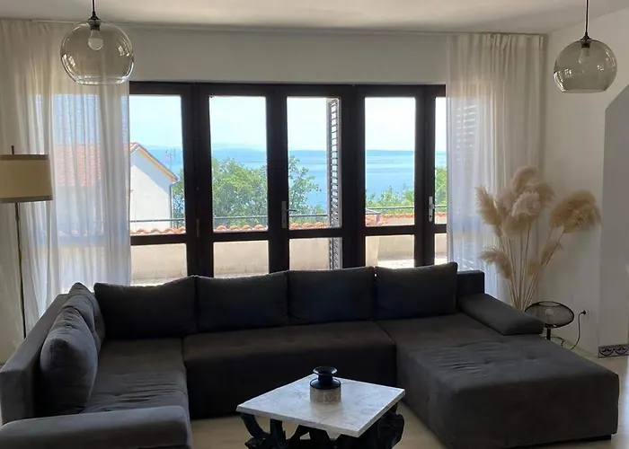 Spacious Seaview Terrace - Free Parking-