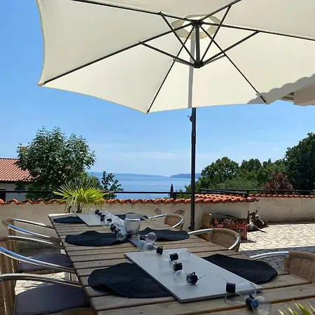 Spacious Seaview Terrace - Free Parking-