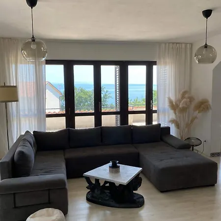 Spacious Seaview Terrace - Free Parking-