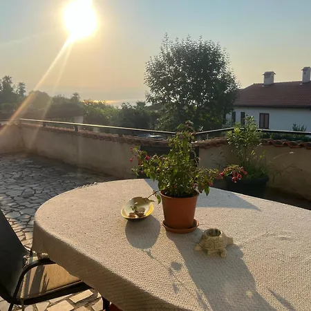 Spacious Seaview Terrace - Free Parking-